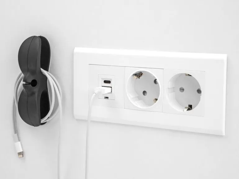 Delock Kabelhalter mit 3 Durchführungen, selbstklebend 3 Stück