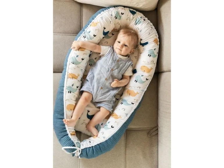 Ullenboom Babynest Cocoon Waffel-Motiv Blau Wale 55 x 95 cm