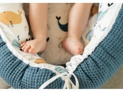 Ullenboom Babynest Cocoon Waffel-Motiv Blau Wale 55 x 95 cm