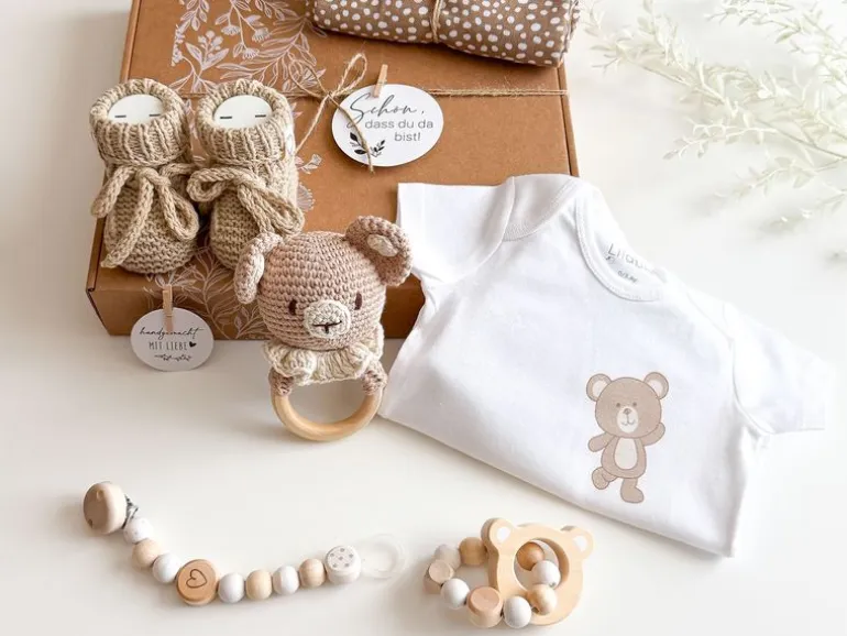 Welcomebabybox Baby-Geschenkset Miko Body & Rasselbär