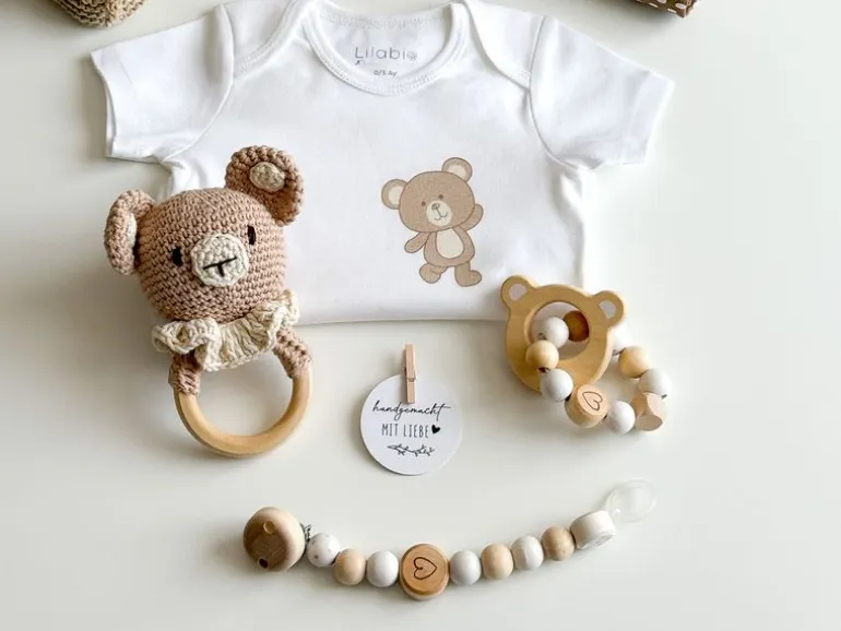Welcomebabybox Baby-Geschenkset Miko Body & Rasselbär