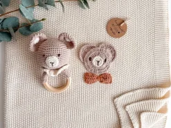 Welcomebabybox Geschenkset Lino – Decke & Rasselbär