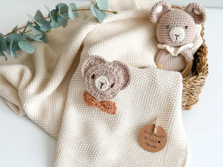Welcomebabybox Geschenkset Lino – Decke & Rasselbär