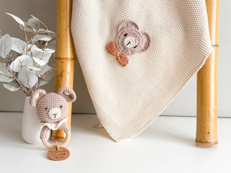 Welcomebabybox Geschenkset Lino – Decke & Rasselbär